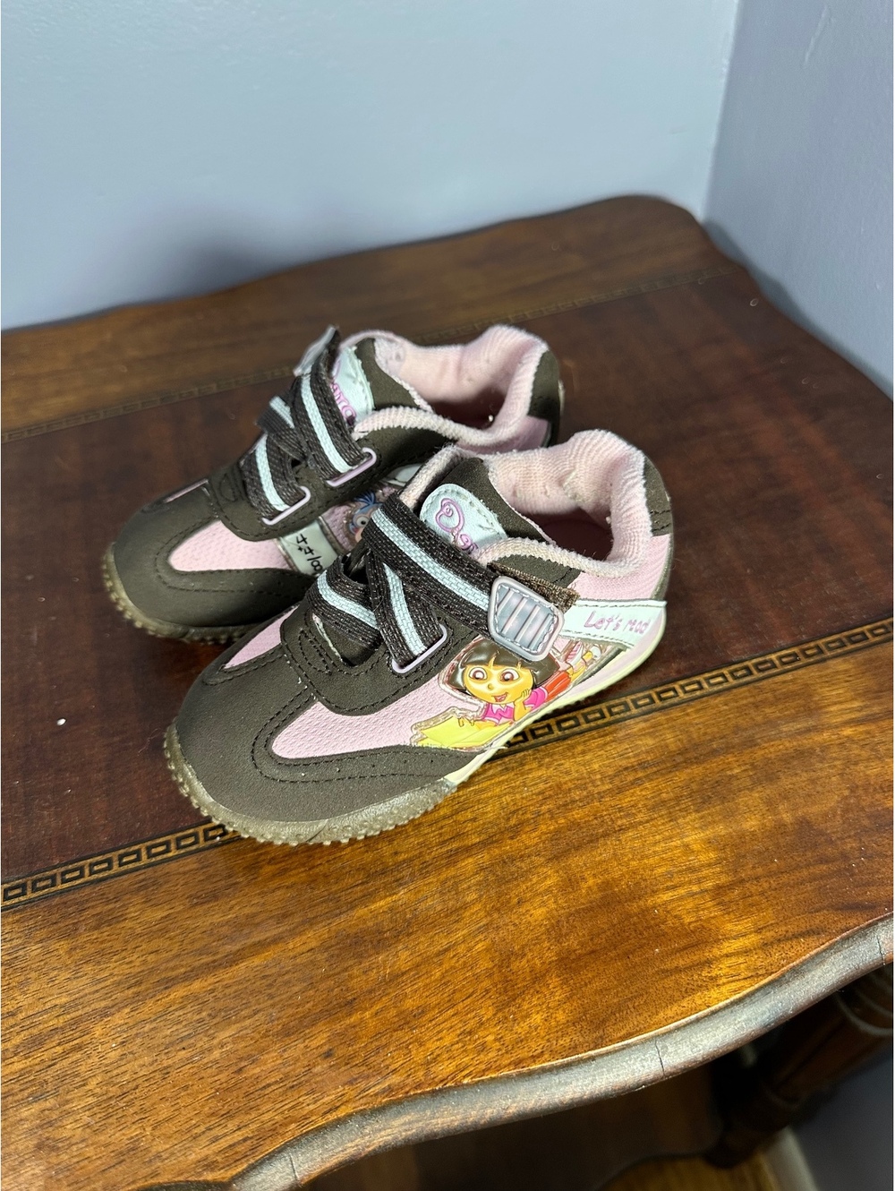 Vintage Y2K Nickelodeon Dora the Explorer Toddler Shoes Size 6 "Let's Read"